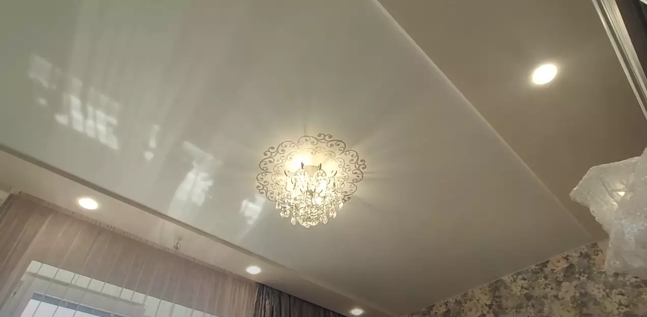 Натяжные потолки модерн для гостиной